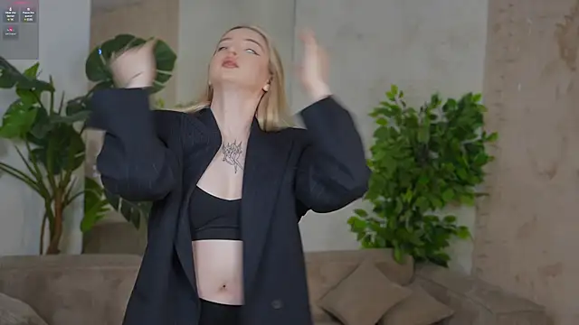 Snapshot of Cassy-Celestial_ chatting on 02/06/25, 03:59 Cassy-Celestial online show from 02/06/25, 03:59