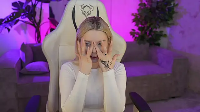 Snapshot of Cassy-Celestial_ chatting on 02/15/25, 11:58 Cassy-Celestial online show from 02/15/25, 11:58