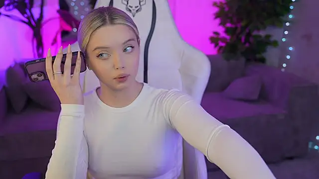 Snapshot of Cassy-Celestial_ chatting on 02/16/25, 03:47 Cassy-Celestial online show from 02/16/25, 03:47