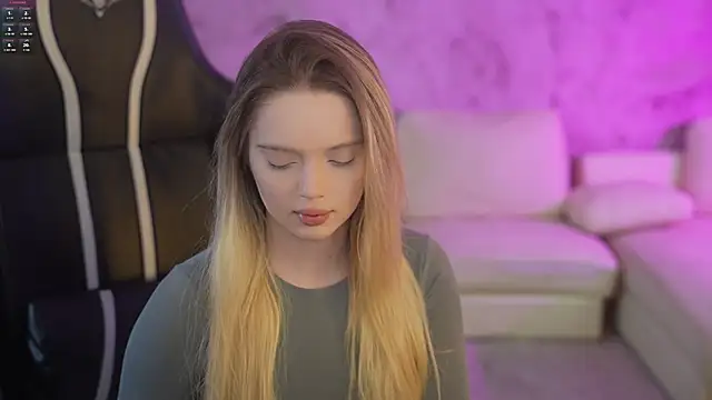 Snapshot of Cassy-Celestial_ chatting on 10/17/25, 04:48 Cassy-Celestial online show from 10/17/25, 04:48