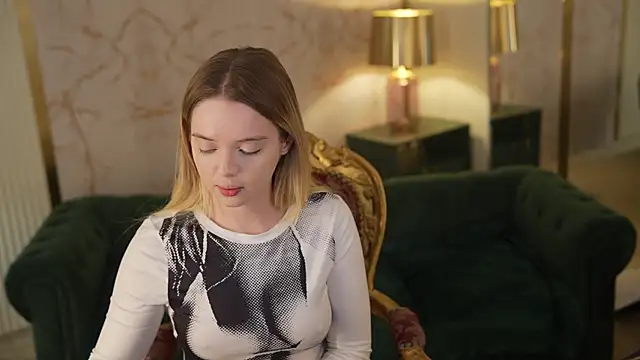 Snapshot of Cassy-Celestial_ chatting on 10/21/25, 04:24 Cassy-Celestial online show from 10/21/25, 04:24