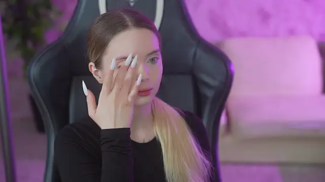 Snapshot of Cassy-Celestial_ chatting on 10/24/25, 04:09 Cassy-Celestial online show from 10/24/25, 04:09