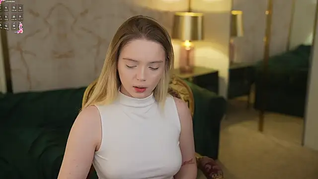 Snapshot of Cassy-Celestial_ chatting on 10/25/25, 07:38 Cassy-Celestial online show from 10/25/25, 07:38