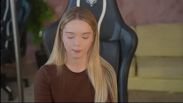 Snapshot of Cassy-Celestial_ chatting on 11/04/25, 08:35 Cassy-Celestial online show from 11/04/25, 08:35