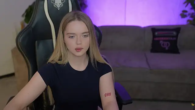 Snapshot of Cassy-Celestial_ chatting on 11/08/25, 09:09 Cassy-Celestial online show from 11/08/25, 09:09