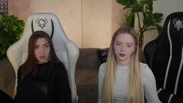 Snapshot of Cassy-Celestial_ chatting on 11/28/25, 08:28 Cassy-Celestial online show from 11/28/25, 08:28