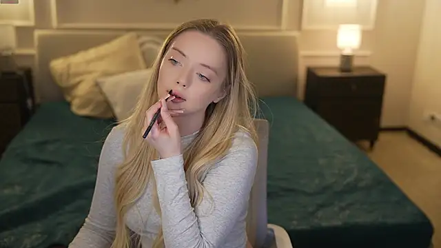 Snapshot of Cassy-Celestial_ chatting on 12/14/25, 08:09 Cassy-Celestial online show from 12/14/25, 08:09