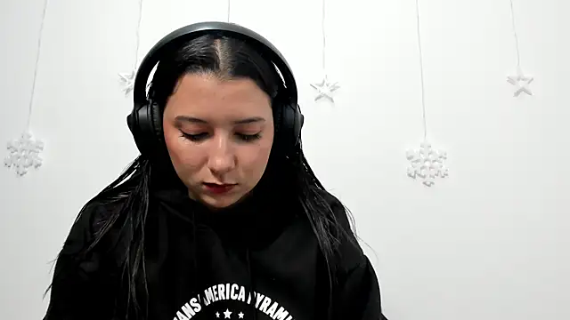 Snapshot of cami-01 chatting on 12/22/25, 01:30 cami-01 online show from 12/22/25, 01:30