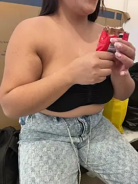 Snapshot of Sol_biglips chatting on 02/12/26, 04:35 Sol biglips online show from 02/12/26, 04:35