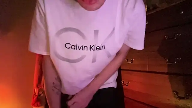 Snapshot of Mikeswanston chatting on 10/21/25, 05:24 Mikeswanston online show from 10/21/25, 05:24