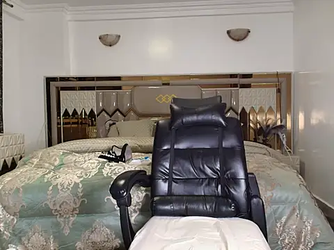 Snapshot of ebony_shilly3 chatting on 11/12/25, 12:33 ebony shilly3 online show from 11/12/25, 12:33