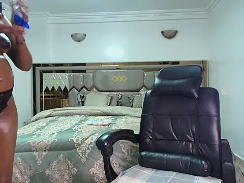 Snapshot of ebony_shilly3 chatting on 11/26/25, 12:00 ebony shilly3 online show from 11/26/25, 12:00