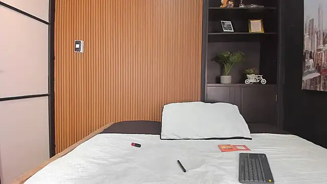 LaurenSnow online show from 12/16/25, 02:22