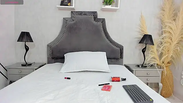 LaurenSnow online show from 12/18/25, 03:07