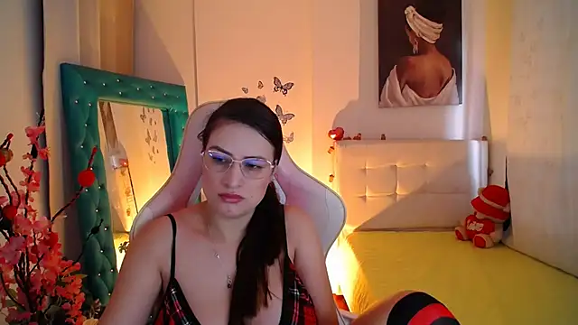 esmeraldaa230 online show from 03/10/25, 07:50