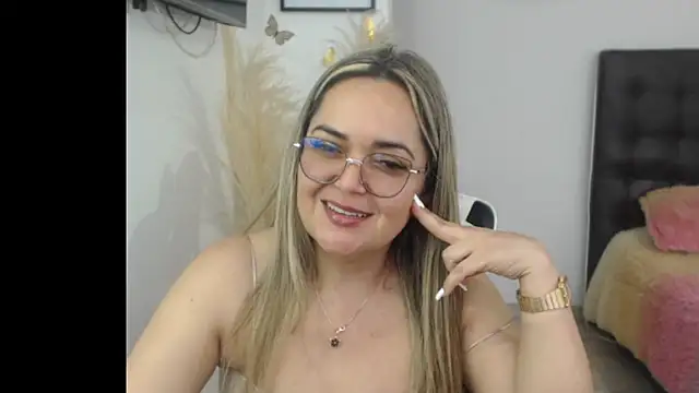 Snapshot of samy_vsn chatting on 12/18/25, 06:25 samy vsn online show from 12/18/25, 06:25