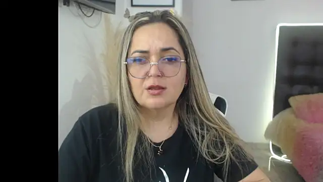 Snapshot of samy_vsn chatting on 12/19/25, 05:53 samy vsn online show from 12/19/25, 05:53