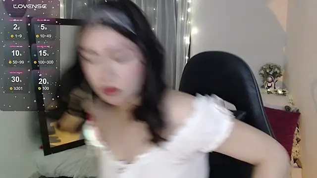 Snapshot of mily_thomson_b_ chatting on 02/13/26, 11:56 mily thomson b online show from 02/13/26, 11:56