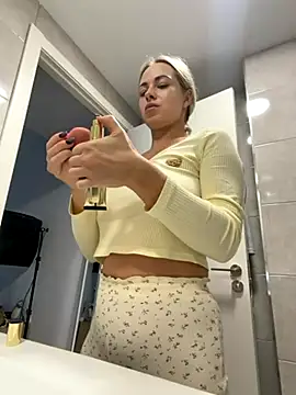 Snapshot of streetdoll chatting on 11/15/25, 07:38 streetdoll online show from 11/15/25, 07:38