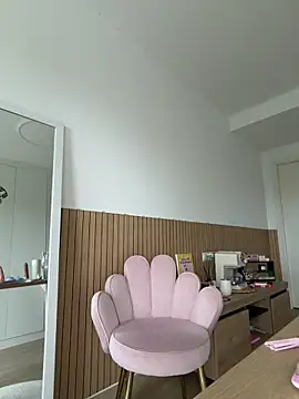 streetdoll online show from 04/19/26, 06:35