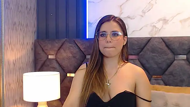 Snapshot of ThaniaJones chatting on 03/07/25, 06:11 ThaniaJones online show from 03/07/25, 06:11