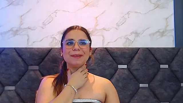 Snapshot of ThaniaJones chatting on 03/12/25, 06:22 ThaniaJones online show from 03/12/25, 06:22