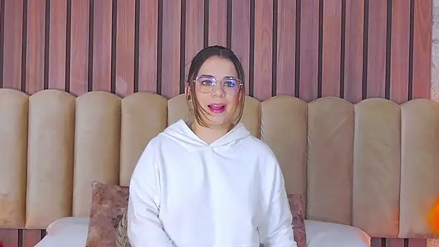 Snapshot of ThaniaJones chatting on 09/17/25, 12:07 ThaniaJones online show from 09/17/25, 12:07