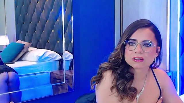 Snapshot of ThaniaJones chatting on 11/21/25, 03:11 ThaniaJones online show from 11/21/25, 03:11