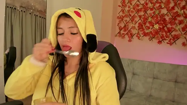 Snapshot of Sweet_Candies chatting on 03/08/25, 04:12 Sweet Candies online show from 03/08/25, 04:12