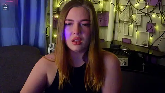 Snapshot of Grace_Fantasy chatting on 10/23/25, 10:19 Grace Fantasy online show from 10/23/25, 10:19