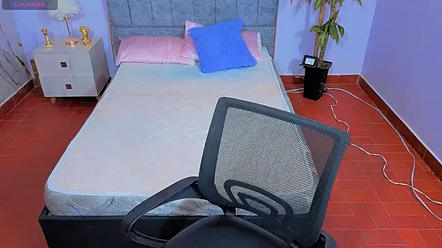 Lana stone  online show from 01/11/26, 03:33