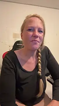Snapshot of MoniqueLaFee chatting on 07/27/26, 02:40 MoniqueLaFee online show from 07/27/26, 02:40