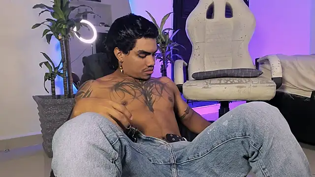 Snapshot of Young_laroi chatting on 12/10/24, 06:44 Young laroi online show from 12/10/24, 06:44