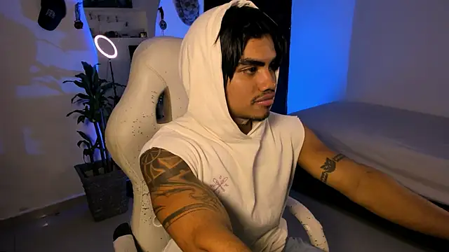 Snapshot of Young_laroi chatting on 12/13/24, 06:53 Young laroi online show from 12/13/24, 06:53