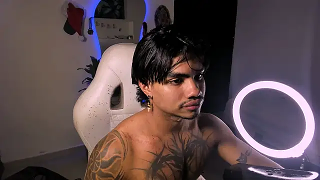 Snapshot of Young_laroi chatting on 12/15/24, 04:07 Young laroi online show from 12/15/24, 04:07