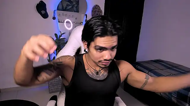 Snapshot of Young_laroi chatting on 12/22/24, 11:52 Young laroi online show from 12/22/24, 11:52