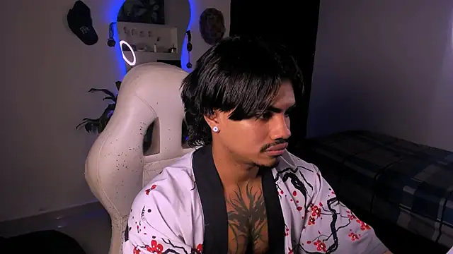 Snapshot of Young_laroi chatting on 12/31/24, 10:12 Young laroi online show from 12/31/24, 10:12