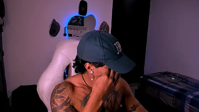 Snapshot of Young_laroi chatting on 01/07/25, 03:57 Young laroi online show from 01/07/25, 03:57