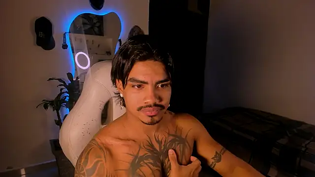 Snapshot of Young_laroi chatting on 01/11/25, 03:55 Young laroi online show from 01/11/25, 03:55