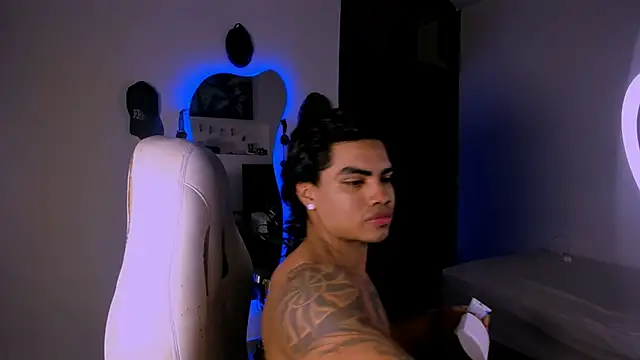 Snapshot of Young_laroi chatting on 01/16/25, 03:34 Young laroi online show from 01/16/25, 03:34