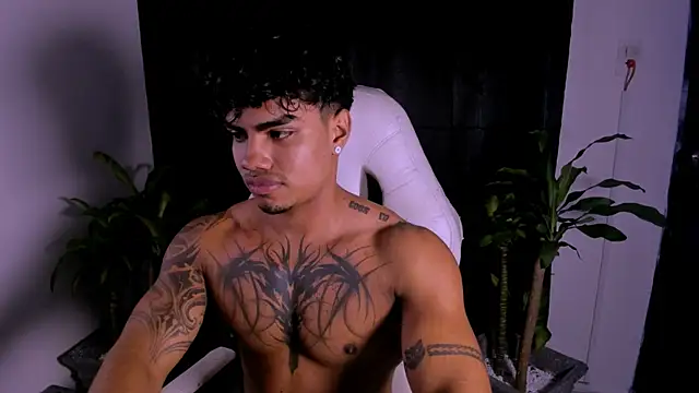 Snapshot of Young_laroi chatting on 01/27/25, 02:31 Young laroi online show from 01/27/25, 02:31