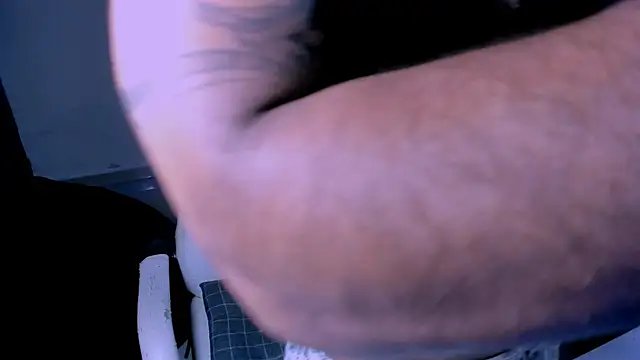 Snapshot of Young_laroi chatting on 02/08/25, 04:36 Young laroi online show from 02/08/25, 04:36