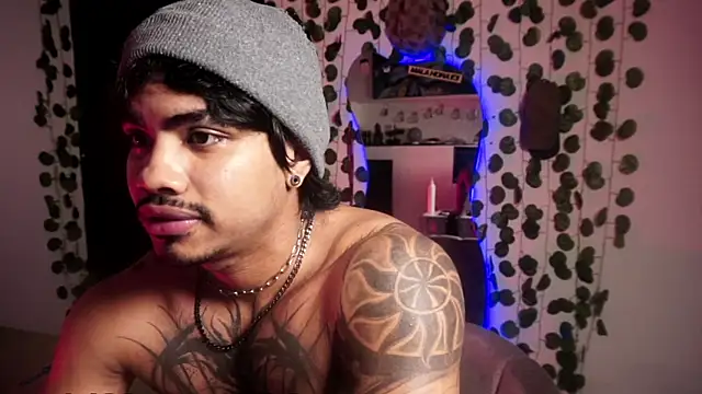 Snapshot of Young_laroi chatting on 09/26/25, 05:55 Young laroi online show from 09/26/25, 05:55