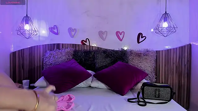 Snapshot of Ninakravis chatting on 02/19/25, 07:59 Ninakravis online show from 02/19/25, 07:59