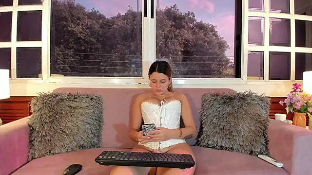 Snapshot of Ninakravis chatting on 10/15/25, 09:15 Ninakravis online show from 10/15/25, 09:15