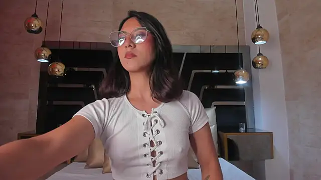 DaraBeckett online show from 10/13/25, 11:54