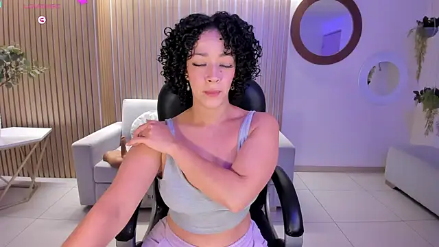 Snapshot of AlessaRomero chatting on 02/08/25, 02:04 AlessaRomero online show from 02/08/25, 02:04