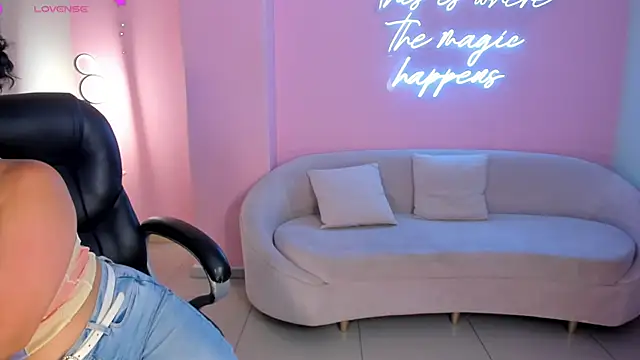 Snapshot of AlessaRomero chatting on 02/17/25, 07:21 AlessaRomero online show from 02/17/25, 07:21