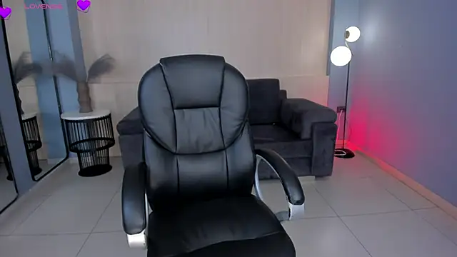 Snapshot of AlessaRomero chatting on 03/19/25, 07:38 AlessaRomero online show from 03/19/25, 07:38