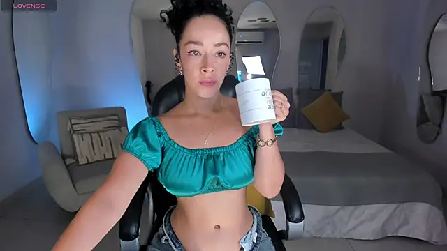 Snapshot of AlessaRomero chatting on 10/16/25, 07:15 AlessaRomero online show from 10/16/25, 07:15